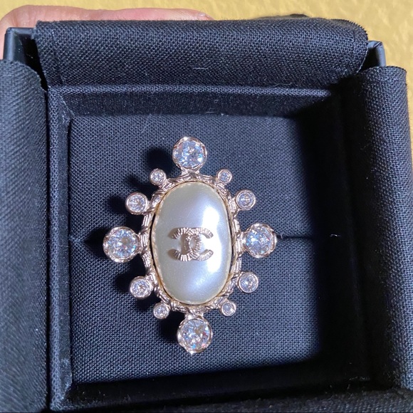 SOLD Chanel Crystal and Pearl costume ring - Picture 4 of 6